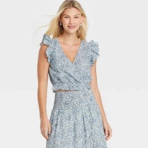 Universal Thread Blue Floral Flutter Sleeveless Cropped Wrap Top Size Large - Picture 8 of 10